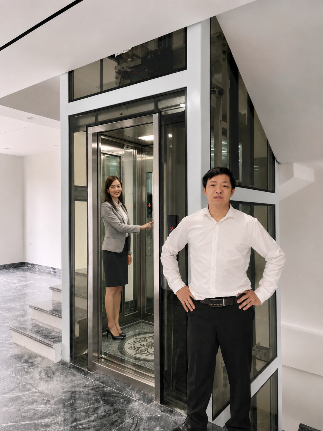 Thang máy gia đình kính hiện đại với người đàn ông đứng trước và phụ nữ đang bấm nút bên trong